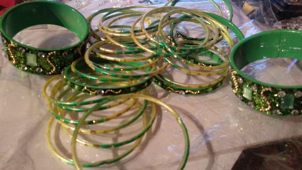 на девочку маленькие! диаметр 5 см набор браслетов для танцев зеленый