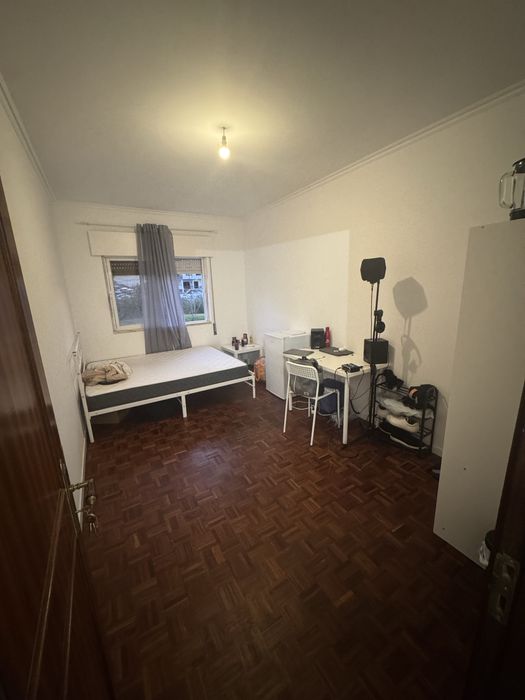 Quarto espaçoso Cacem