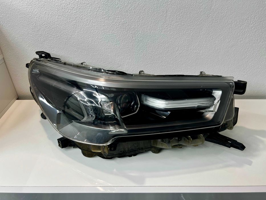 Lampa prawy przód Toyota Hilux VIII 8 Lift, FULL LED. Europa