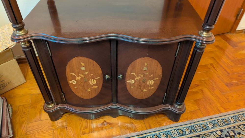 Móvel de TV em madeira.