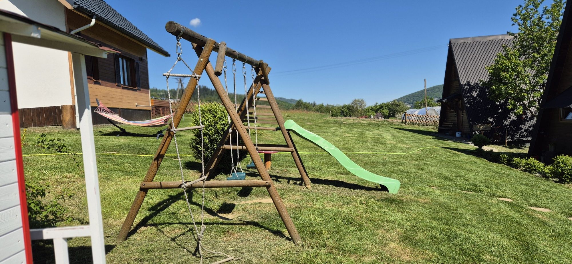 Huśtawki i zjeżdżalnia plac zabaw dla dzieci