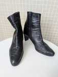 Botins em pele genuína, pretos, como novos.