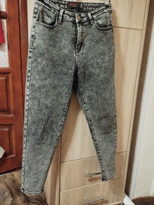 Продаються жіночні джинси.