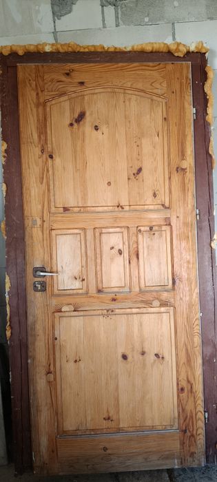 Drzwi drewniane na budowę