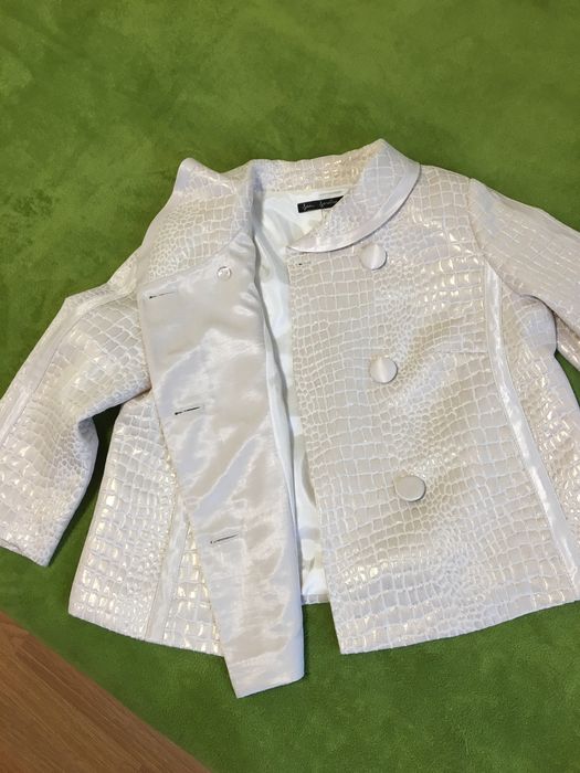 Красивый пиджак. Рисунок ткани-эмитац. кожи.