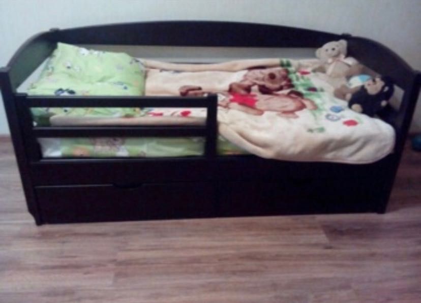 Дитяче ліжко в гарному стані.