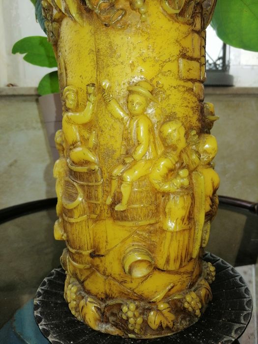 Duża rzeźbiona świeca.