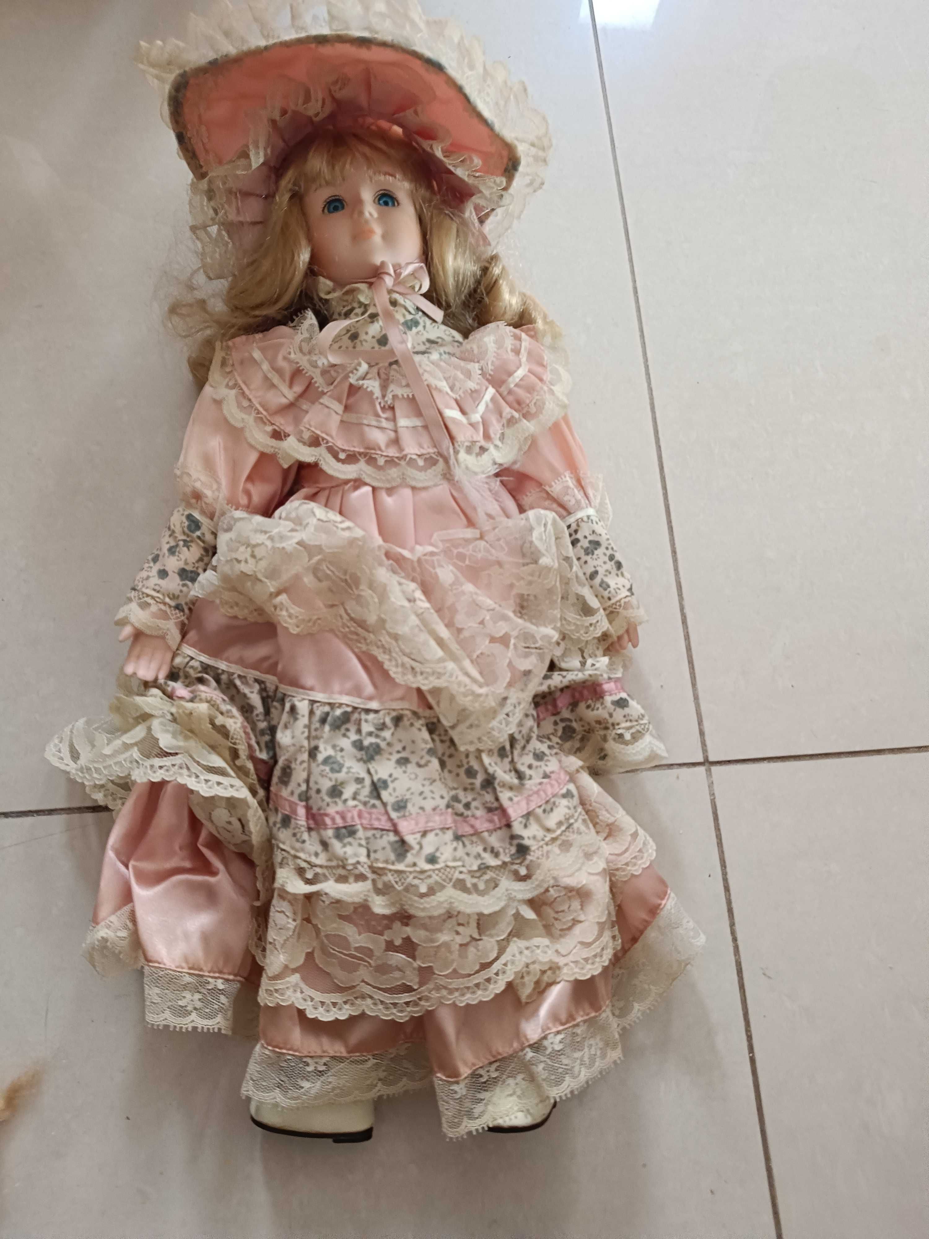 Vendo boneca de porcelana em bom estado