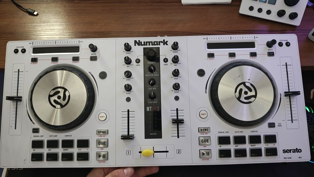 Numark Mixtrack Pro 3