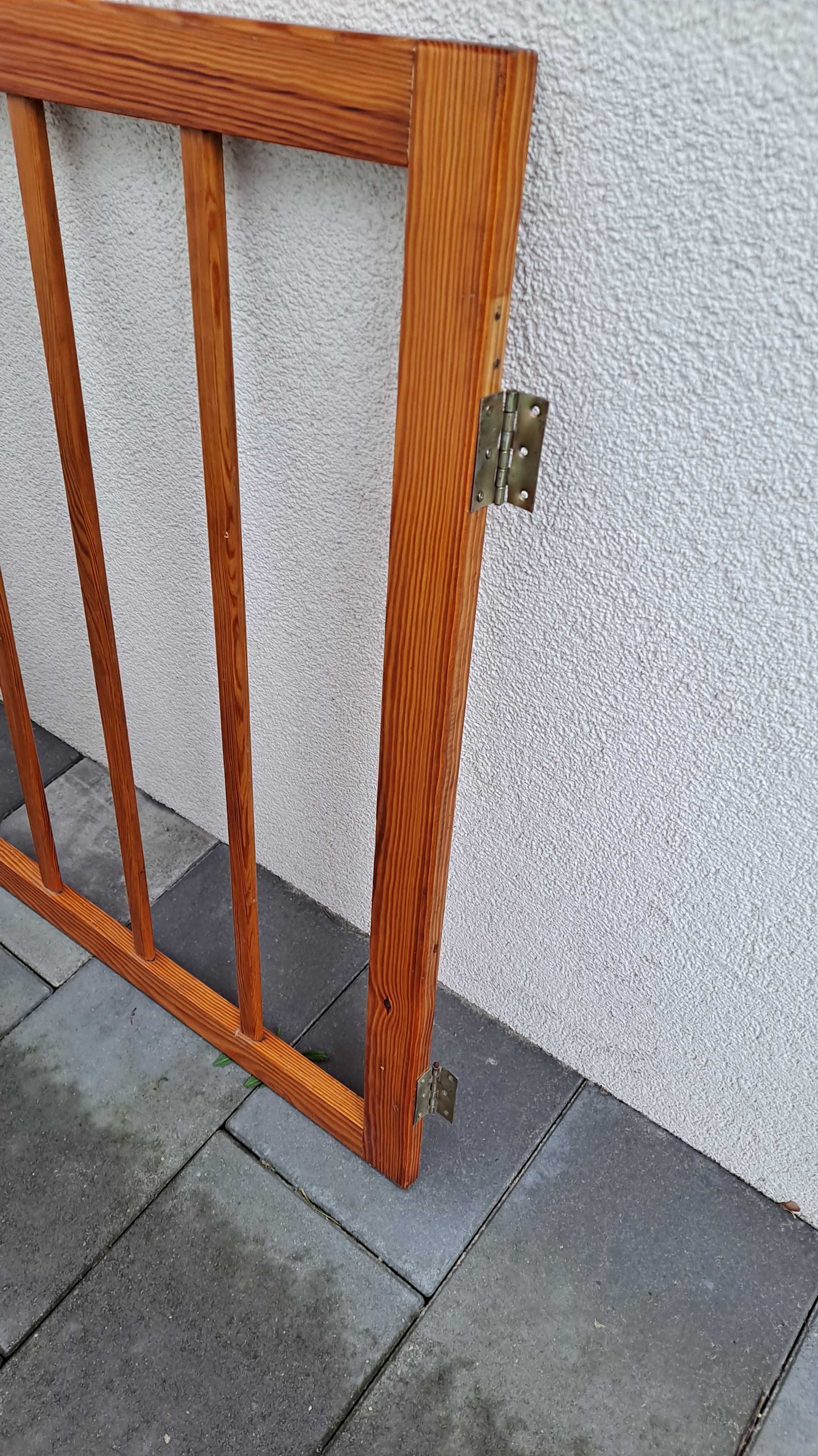 Drewniana bramka zabezpieczająca schody
