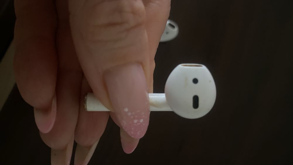 Навушники Apple AirPods 2 with Charging Case чехол