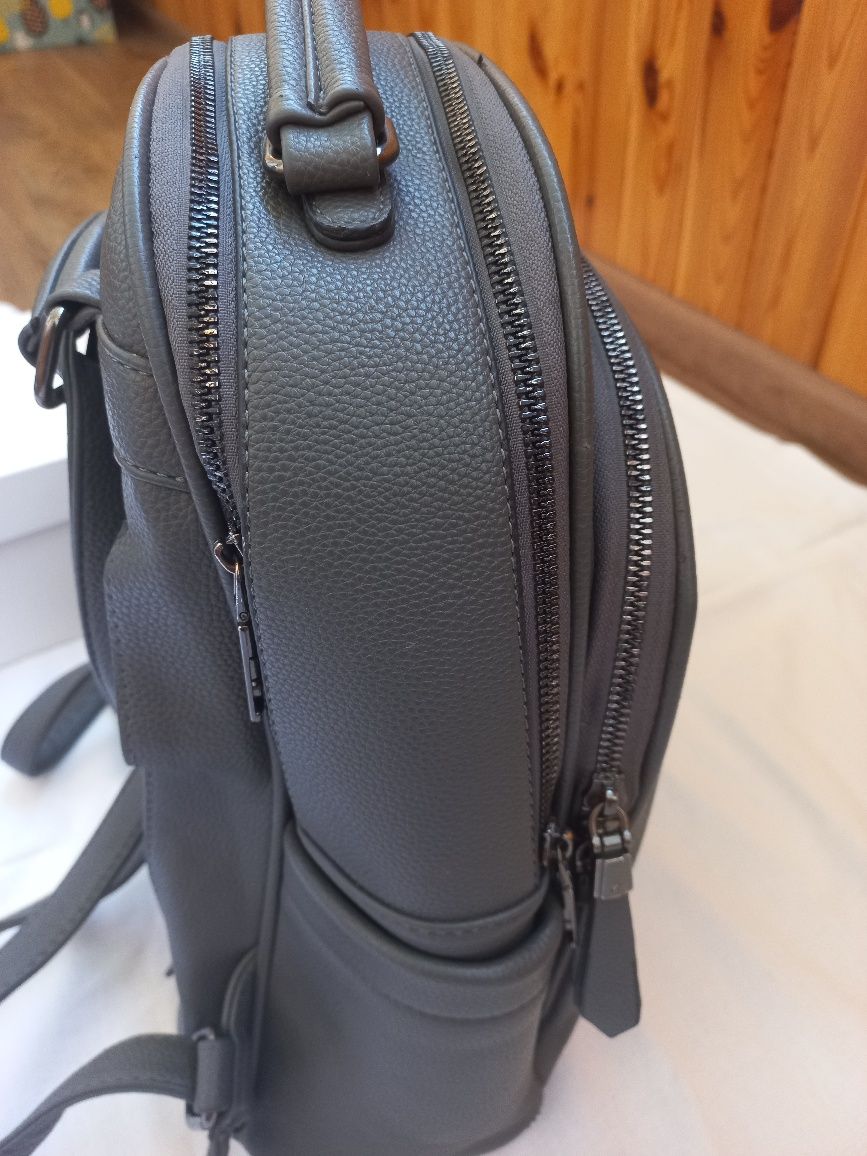 рюкзак в сірому кольорі