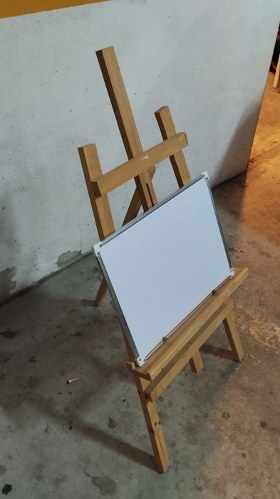 Cavalete de pintura e quadro