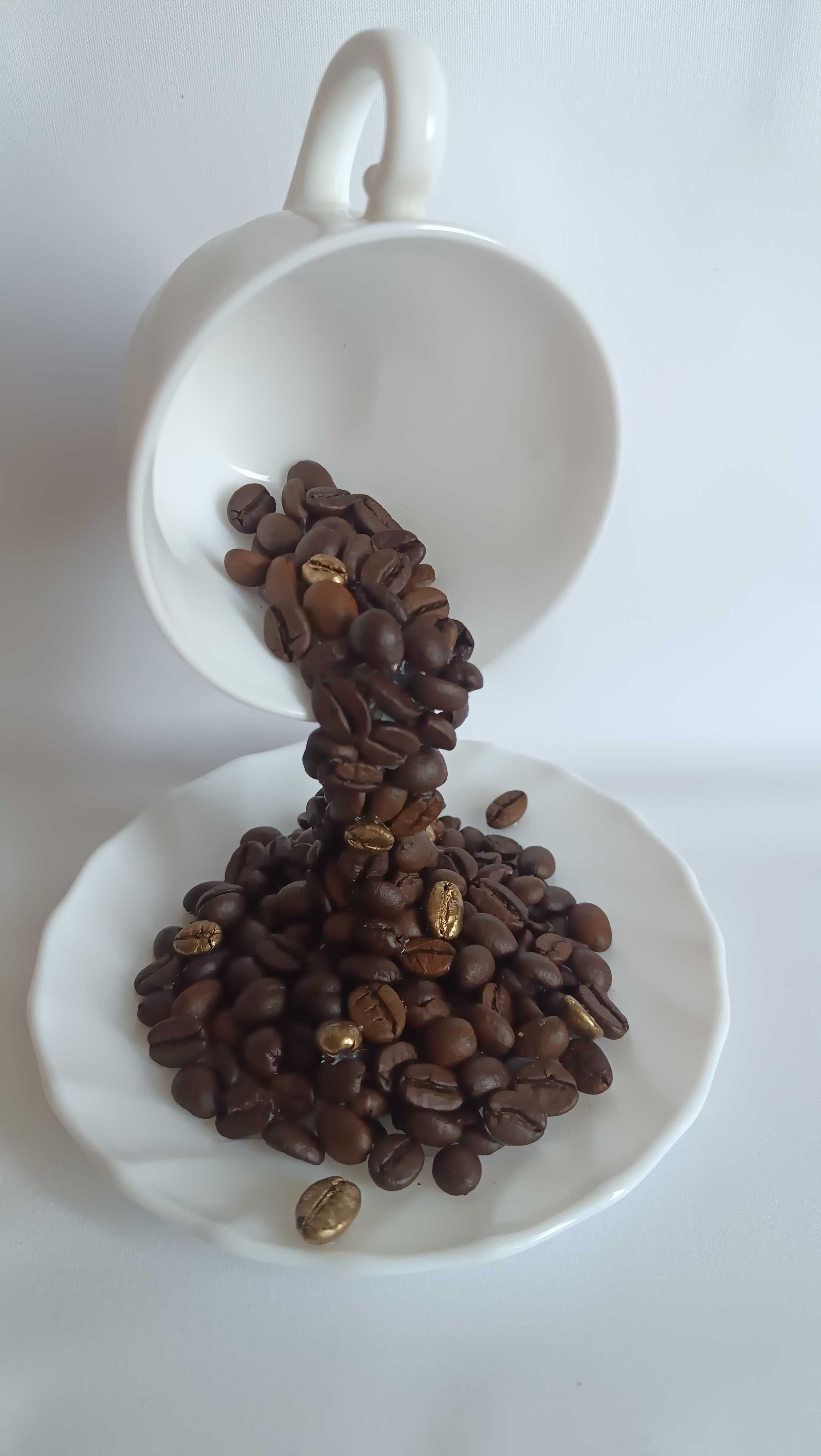Lewitującą filiżanka CAFE LOVE kawa