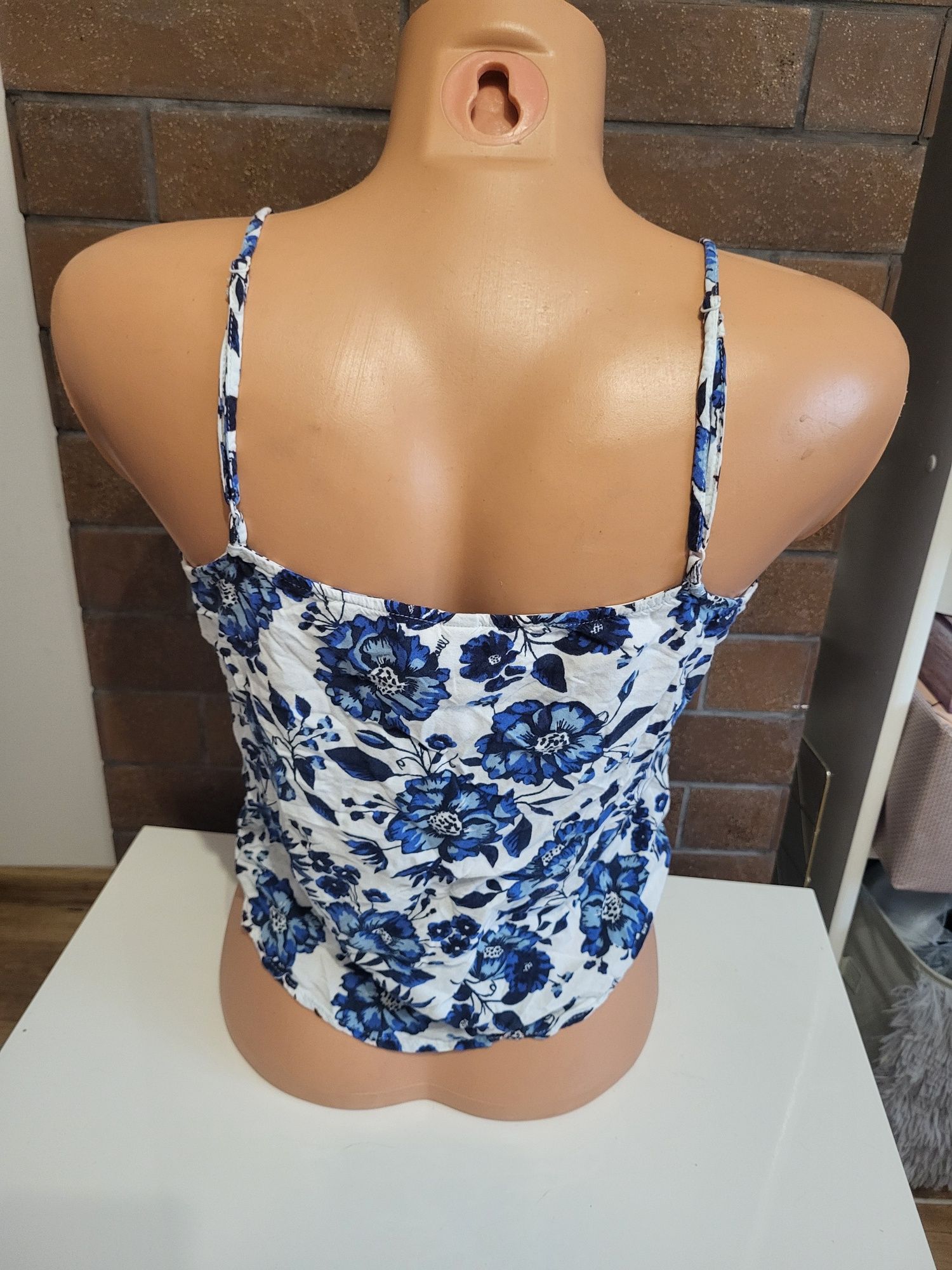 Krótka bluzka na ramiaczka crop top w niebieskie kwiaty
