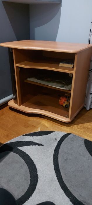 Продам тумбочку під телевізор.