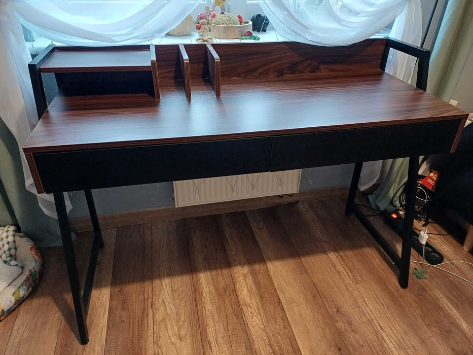 Piękne biurko wraz z krzesłem w bardzo dobrym stanie