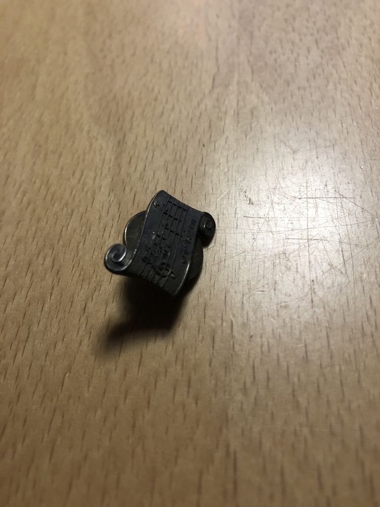 Pin broszka srebrna pięciolinia z nutami kluczem A-ri-on