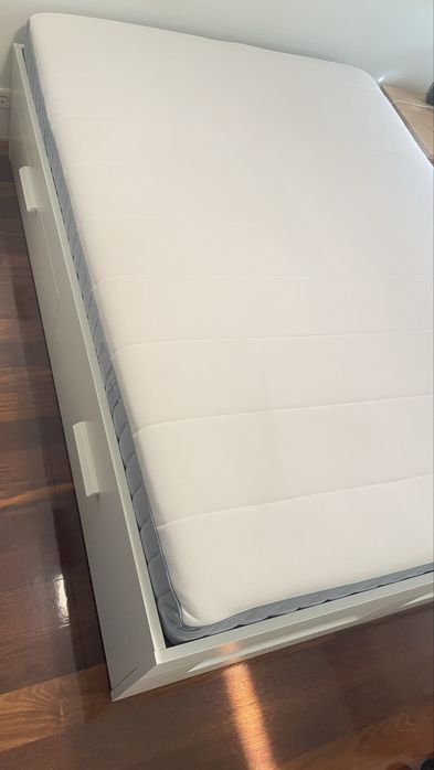 Cama de casal com arrumação Ikea