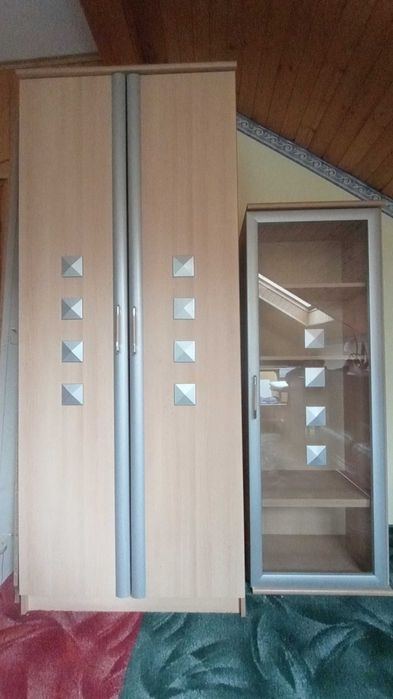 Zestaw mebli - szafa, witrynka, komoda i mały regał