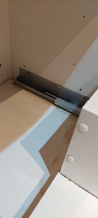 Meble łazienkowe białe komin + półka wisząca