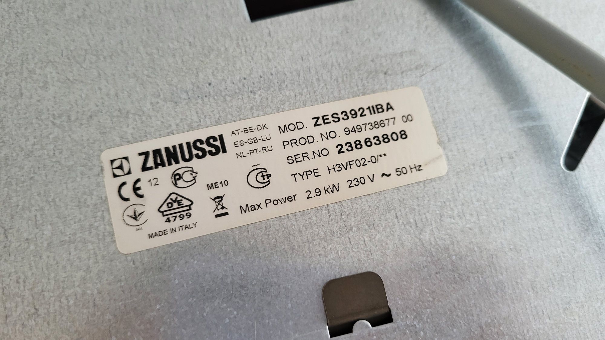 Zanussi ZES3921IBA  электроплита