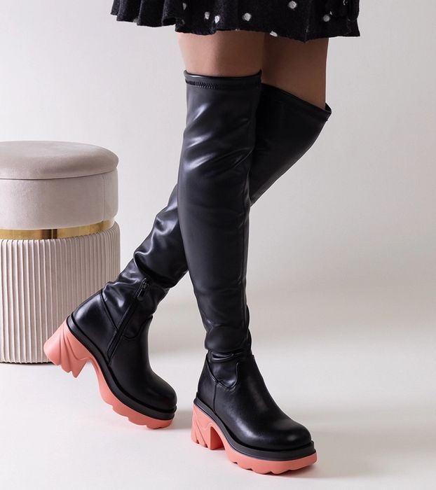 Czarne ocieplane kozaki na masywnym słupku Meragomi