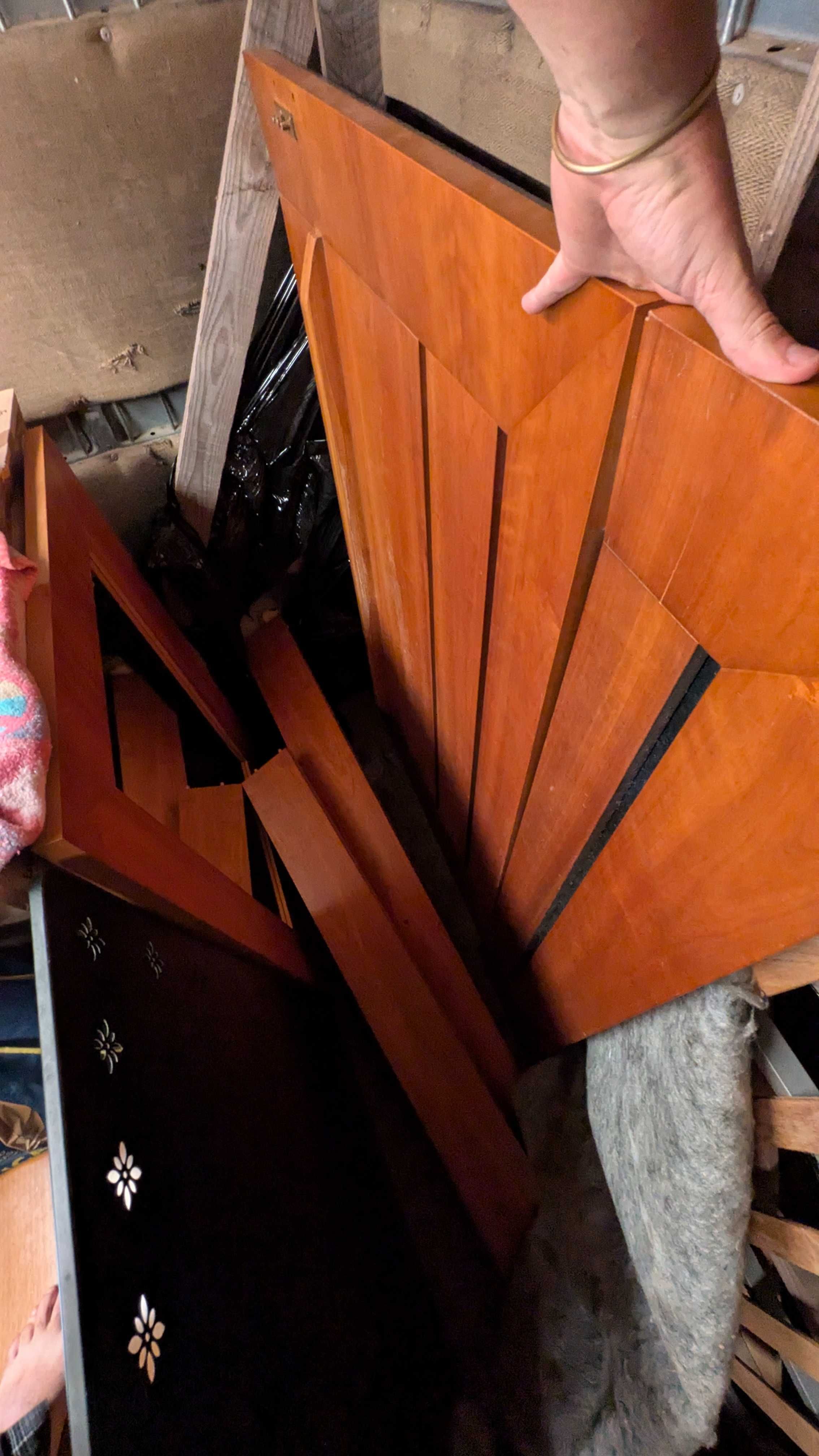 Conjunto de quarto madeira maciça com cama casal, mesas cabeceira etc