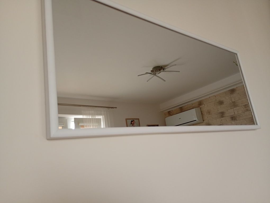 Lustro ścienne w białej ramie