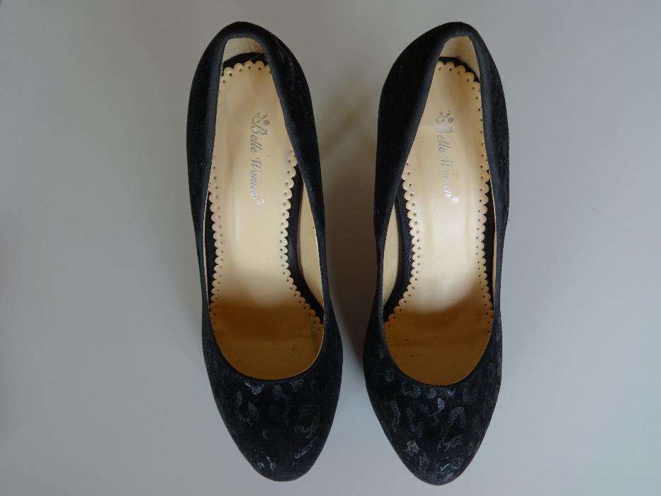 Sapatos pretos (parecidos com os Christian Louboutin)