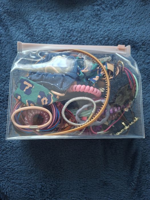 Kosmetyczka z akcesoriami do włosów