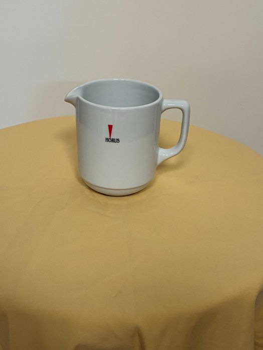 Leiteira média de porcelana branca com decalque sobre o verniz