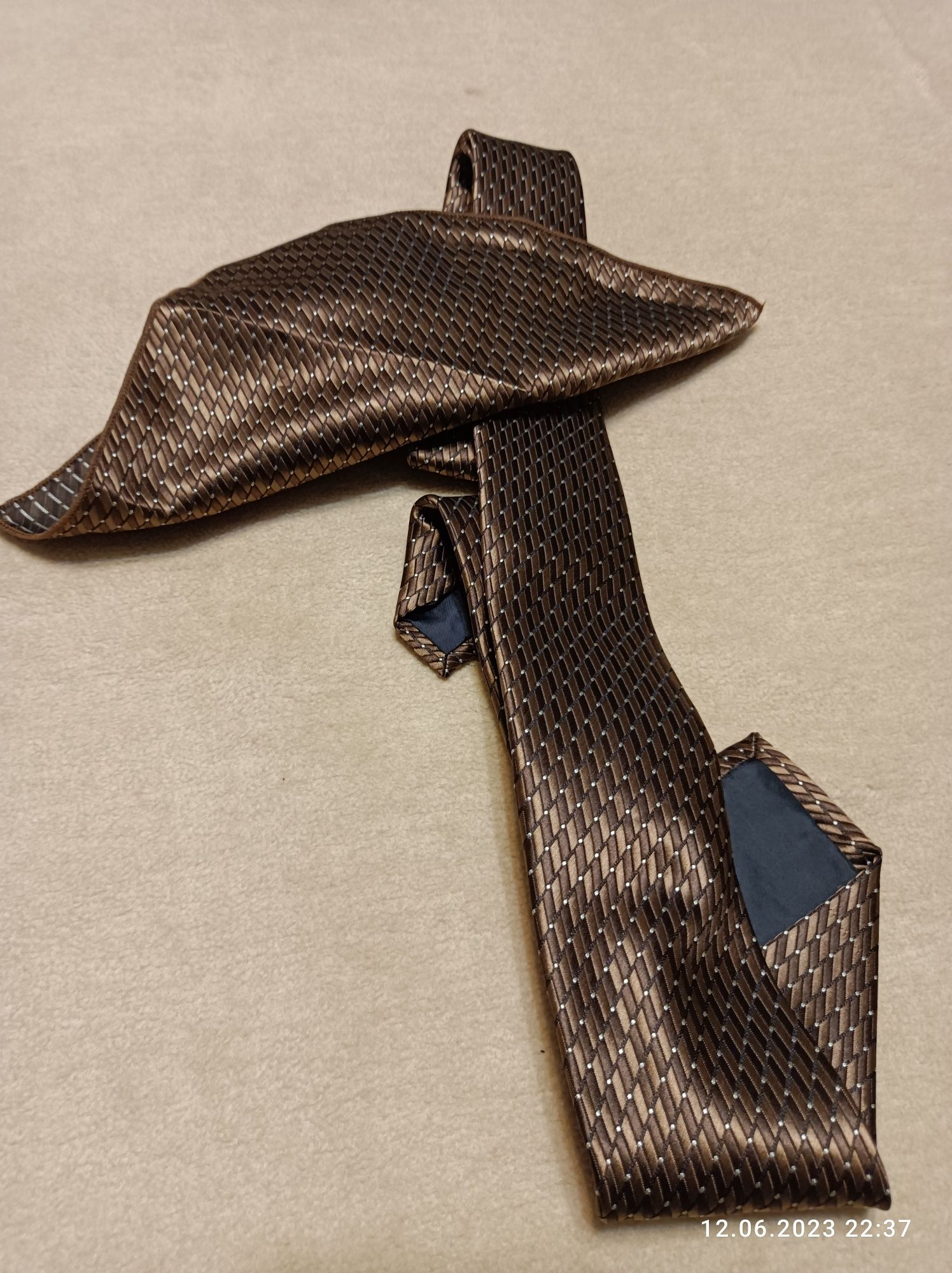 Sprzedam nowy zestaw: krawat i poszetka