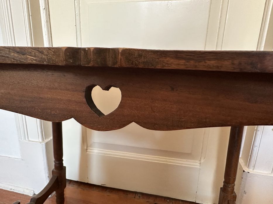 Mesa em madeira tradicional portuguesa.