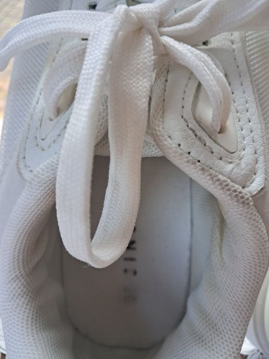 Жіночі кросівки білого кольору 37р