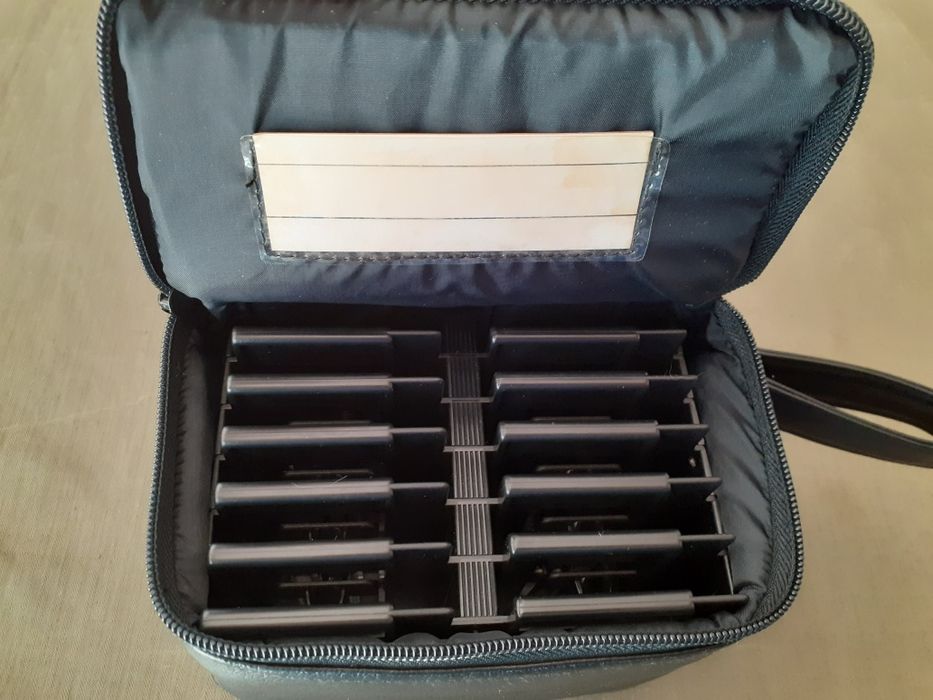 Bolsa tiracolo castanho em pele bom estado.