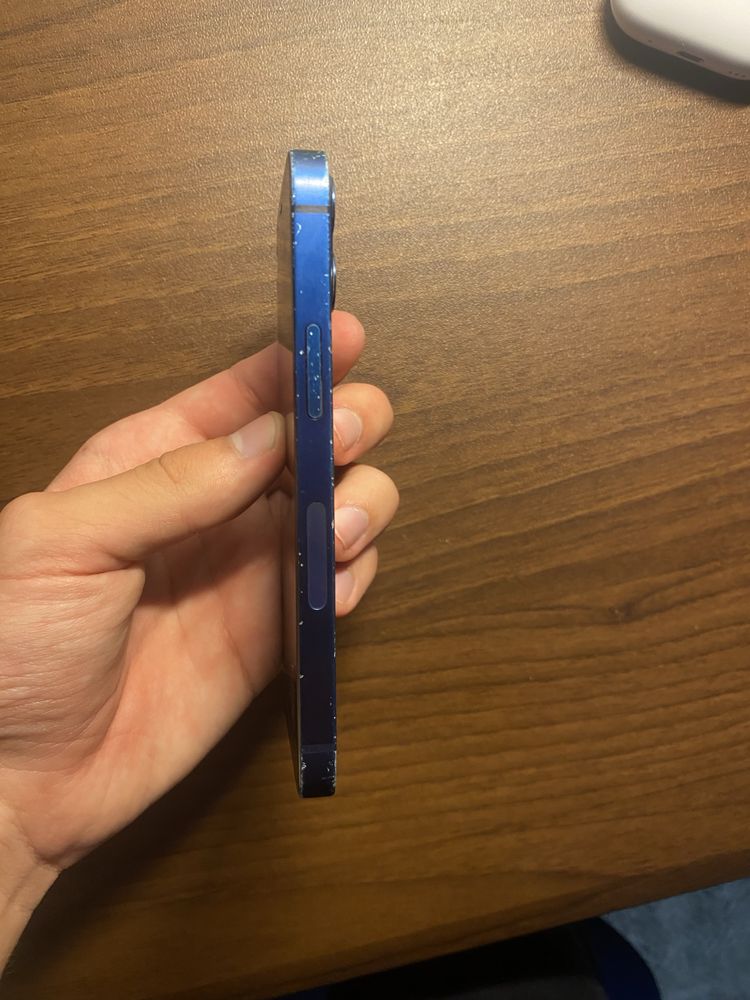 iPhone 12 mini.