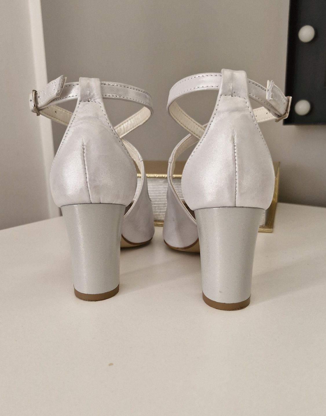 Srebrne skórzane buty czółenka na obcasie słupku studniówkowe 36