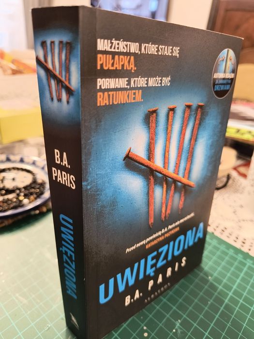 Uwięziona, B.A. Paris,  książka bestseller