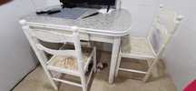 Vendo mesa com 4 cadeira