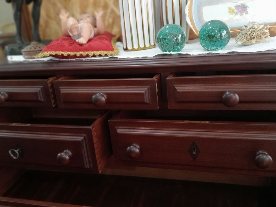 Cómoda ou camiseiro em madeira maciça