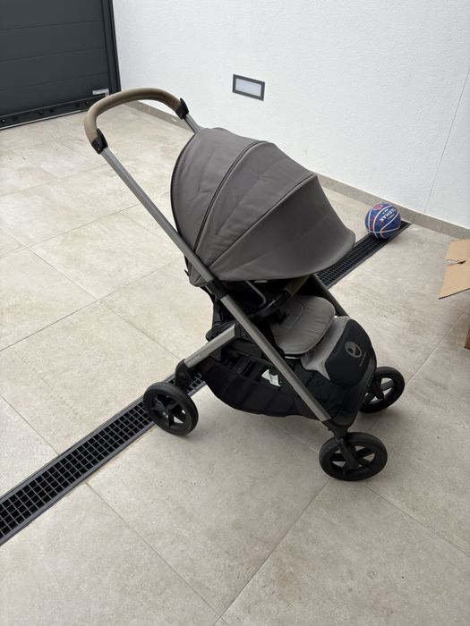 Carrinho bebé + capa chuva
