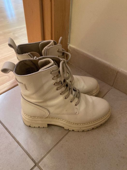 Botas de cor creme