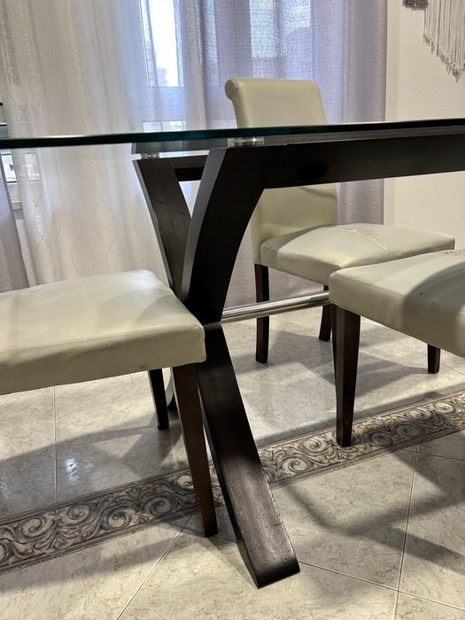 Mesa de sala com 4 cadeiras