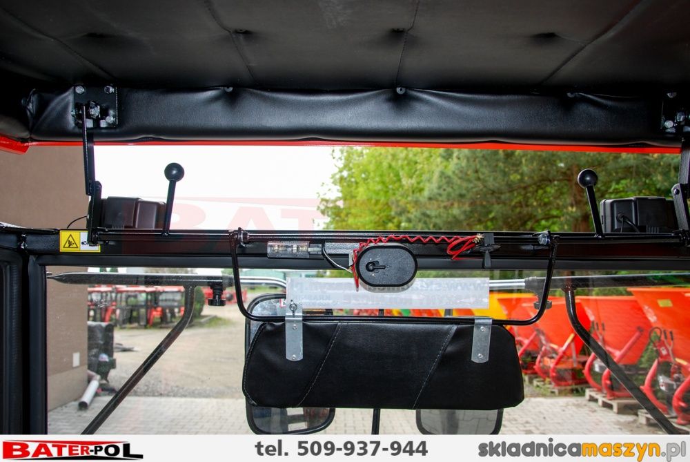 Kabina C-330 NAGLAK z metalowymi kanciastymi błotnikami (uchylne bocz