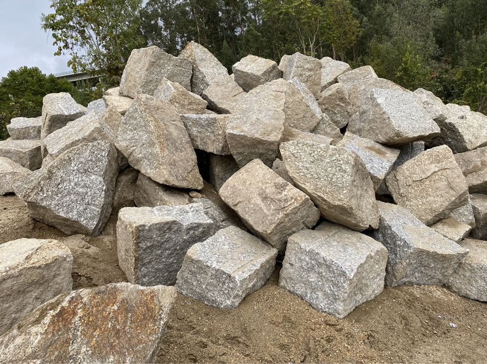 Pedra de alvernaria para muros e outros fins