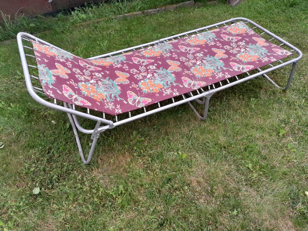 Łóżko polowe z PRL-u idealne na plażę