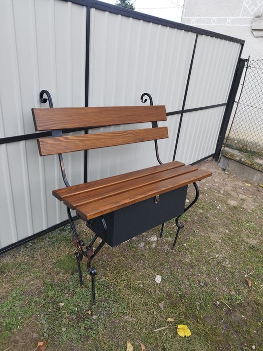 Ящики,скриньки під лавки,хрести,надгробки.