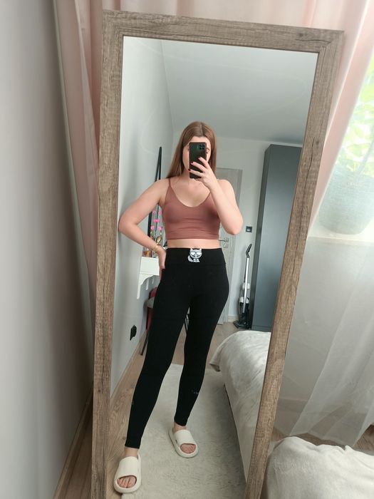 Stylowe legginsy z kotem i napisami kobiece czarne