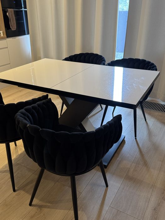 Zestaw stól z krzesłami do salonu